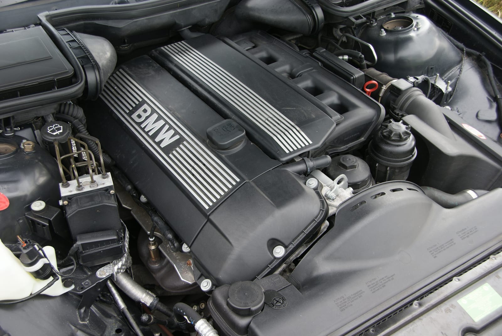 BMW M54B25 inline-six in an E39 525i engine bay, viewed from the intake side