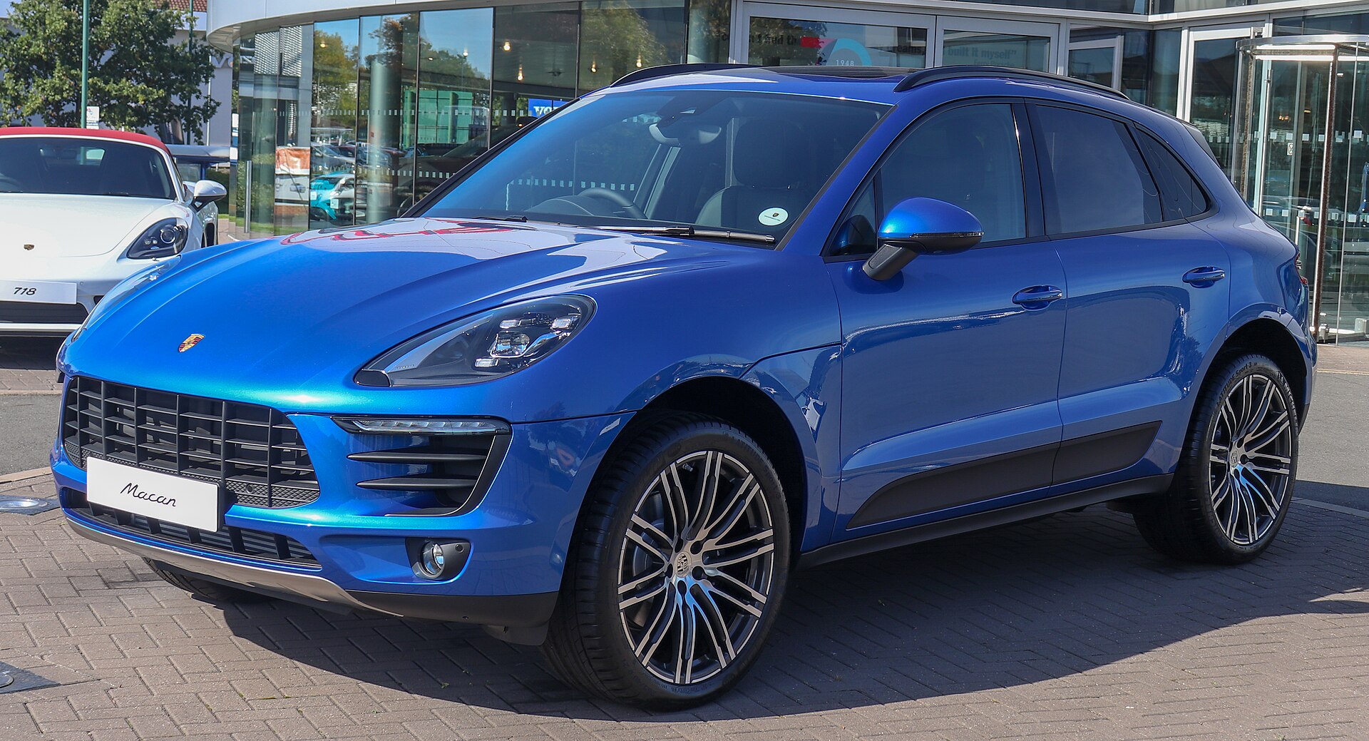 2018 Porsche Macan, front three-quarter view